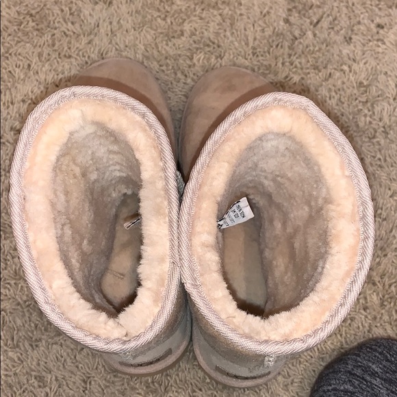 UGGS - Picture 3 of 4
